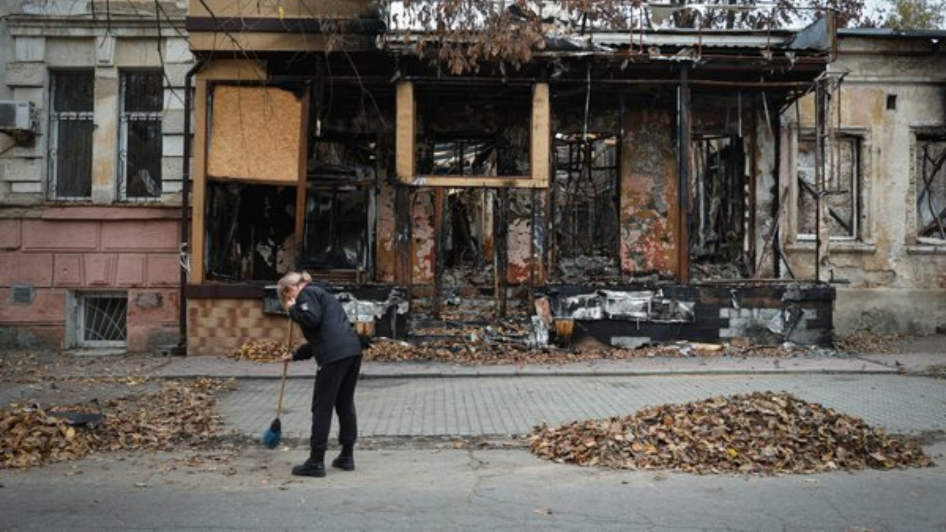 Осінні відновлювальні роботи у Херсонській області: дороги, енергооб’єкти, соцсфера